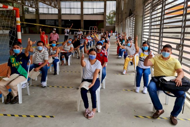 Caleños y personal de salud responden masivamente a la vacunación contra covid-19, en el coliseo María Isabel Urrutia